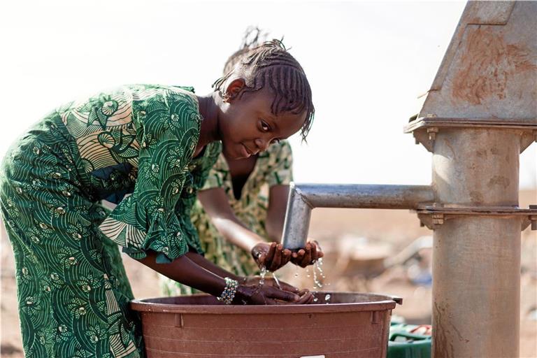 Der Bau von zusätzlichen Brunnen im Land verbessert die Lebensumstände der auf dem Land lebenden Bevölkerung in Sambia enorm. Symbolfoto: Adobe Stock/RiccardoMayer