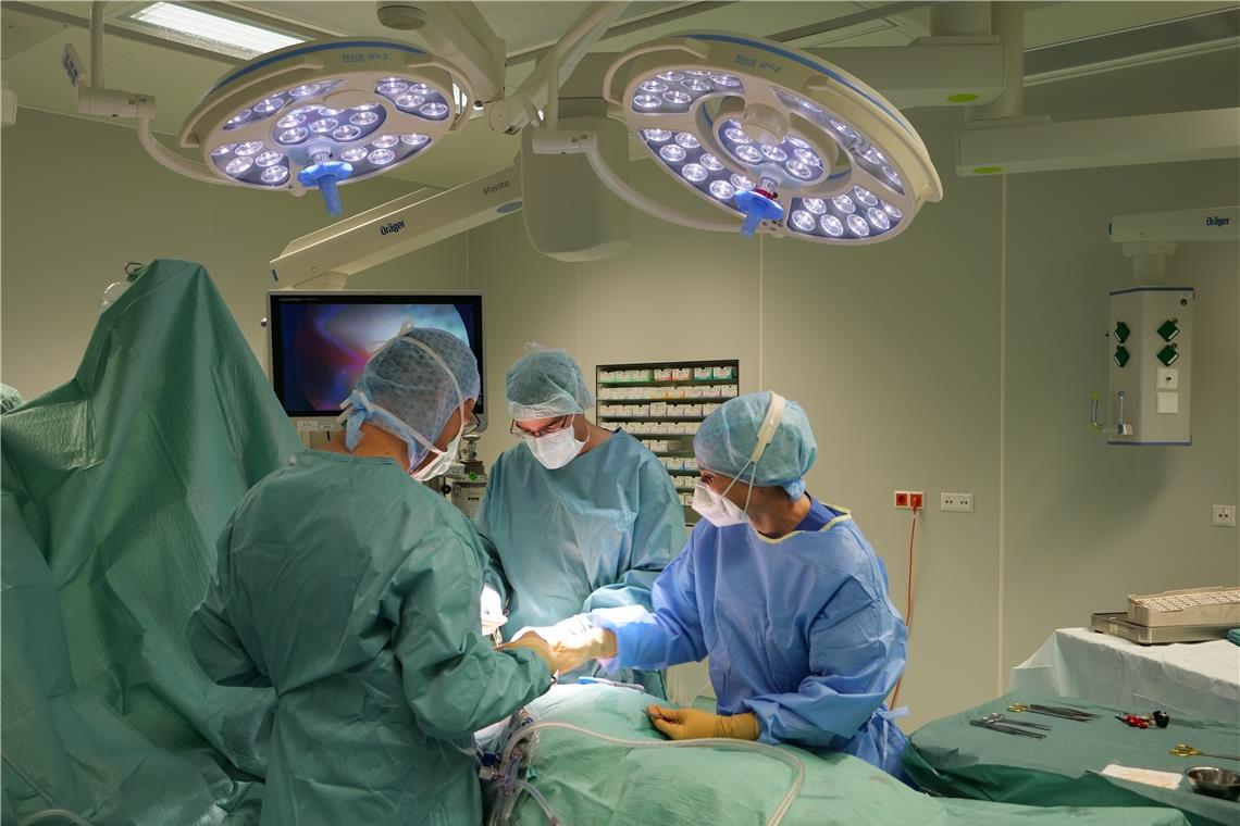 Klinikum Winnenden: Eine kranke Bauchspeicheldrüse braucht Spezialisten Der Bauch im Fokus: Christophe André Müller, Chefarzt der Allgemein- und Viszeralchirurgie, mit seinem Team bei der Operation. Foto: Rems-Murr-Kliniken
