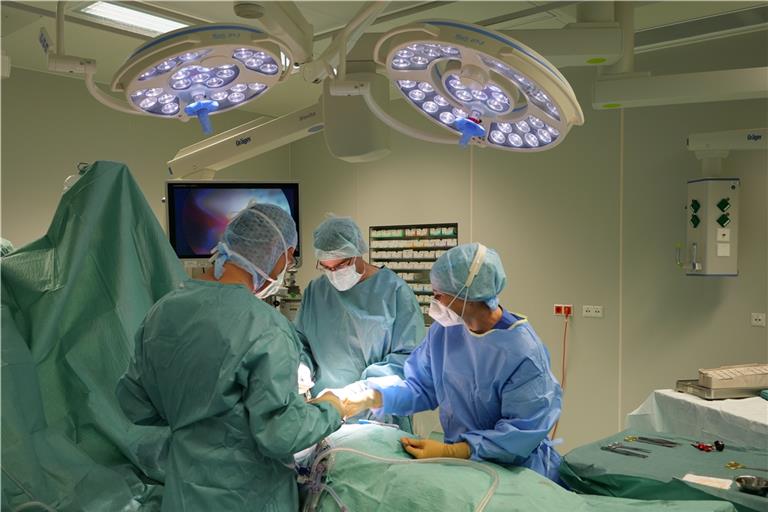 Der Bauch im Fokus: Christophe André Müller, Chefarzt der Allgemein- und Viszeralchirurgie, mit seinem Team bei der Operation. Foto: Rems-Murr-Kliniken