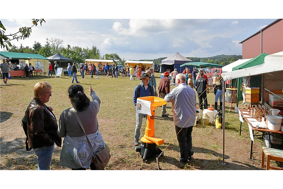 Der Bauernmarkt. Maimarkt in Aspach, Gewerbegebiet Forstboden, SK