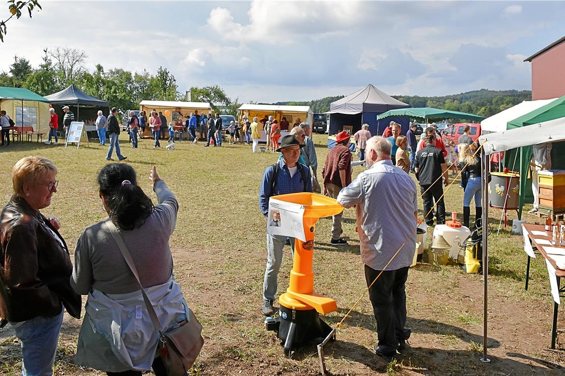 Der Bauernmarkt mit Ständen der Direktvermarkter war nur eine von mehreren Neuerungen auf dem Maimarkt. Fotos: Tobias Sellmaier