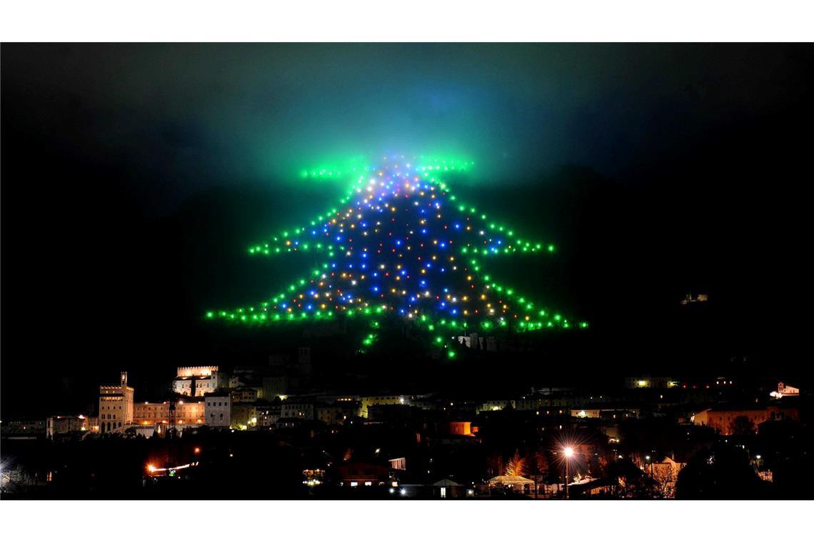 Der Baum so groß wie ein Berg: Eine 750 Meter hohe Lichtinstallation mit Hunderten Leuchtpunkten erstrahlt im Dezember 2009 am Berghang im italienischen Gubbio. (Archivbild)