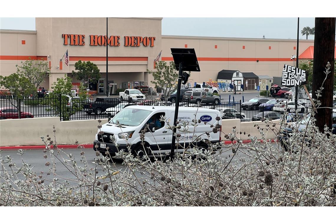 Angst vor Trumps Soldaten - Paramount nach den Krawallen Der Baumarkt in Paramount steht inmitten des Gebiets, dass sich schnell mit Demonstranten füllte.