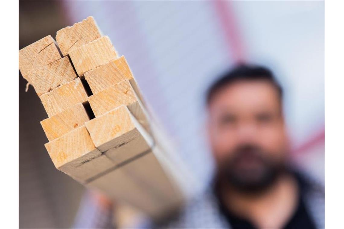 Der Baustoff Holz ist derzeit knapp. Foto: Rolf Vennenbernd/dpa