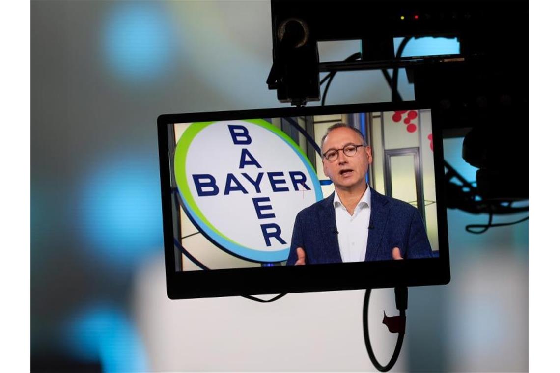 Der Bayer-Vorstandsvorsitzende Werner Baumann spricht auf der virtuellen Hauptversammlung des Unternehmens in Leverkusen. Foto: Bayer AG/dpa