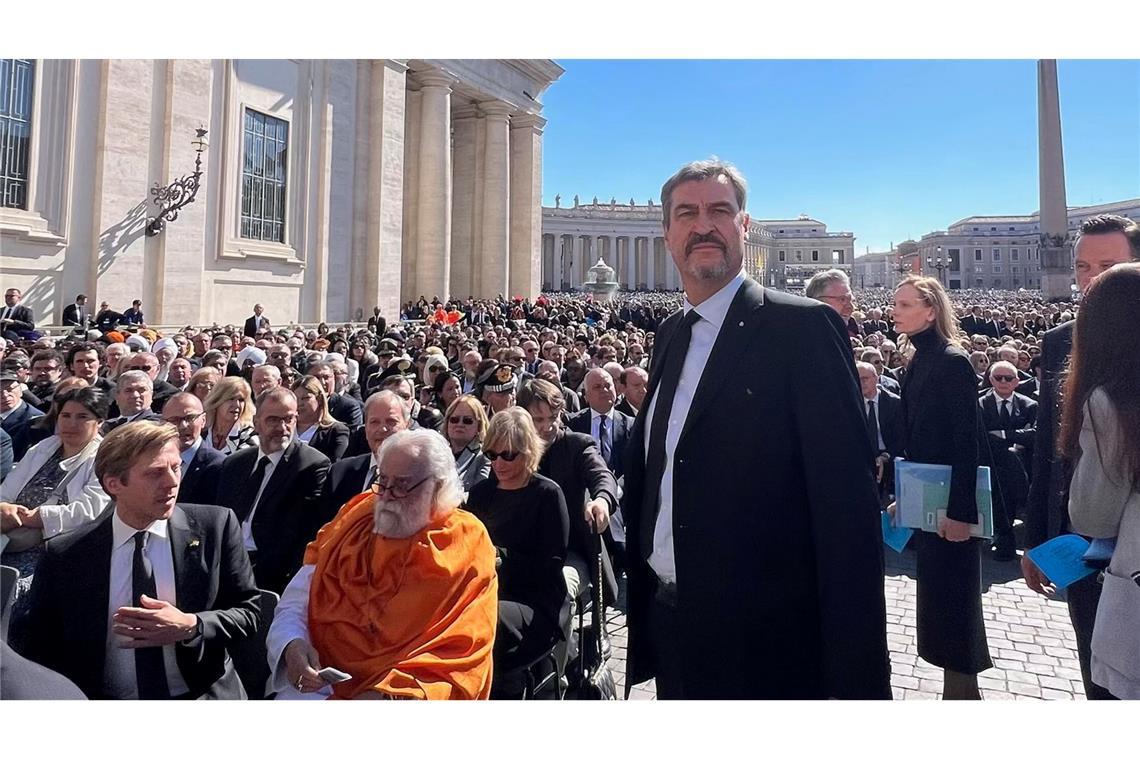 Kritik an Söder nach Selfie vor Trauerfeier Der bayerische Ministerpräsident Markus Söder nahm an der Trauerfeier für Papst Franziskus auf dem Petersplatz teil.