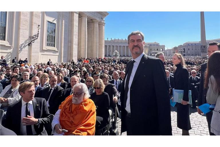 Der bayerische Ministerpräsident Markus Söder nahm an der Trauerfeier für Papst Franziskus auf dem Petersplatz teil.
