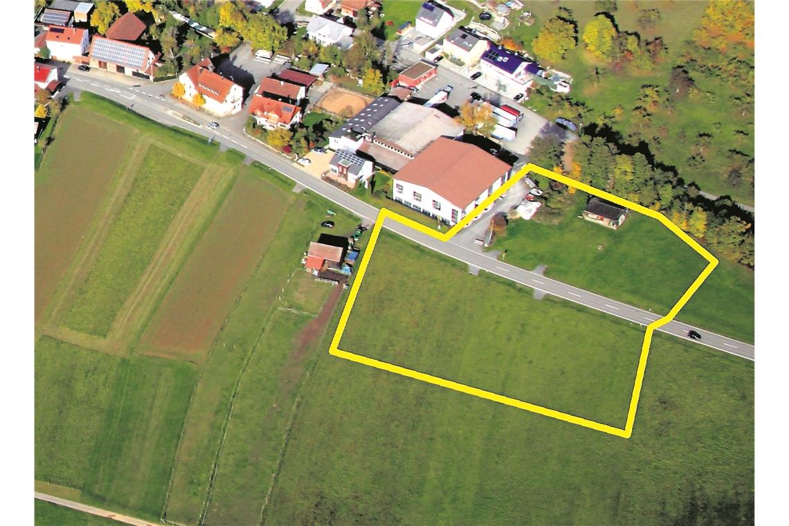 Der Bebauungsplan Stockwiesen umfasst zwei Teilflächen (gelb umrandet): Zwischen der Ebniseestraße und dem Bachlauf kann Talbau die Produktionshalle erweitern, auf der gegenüberliegenden Straßenseite (unten) ist der Bau eines Bürogebäudes mit Ausstellungsflächen vorgesehen. Foto: F. Muhl