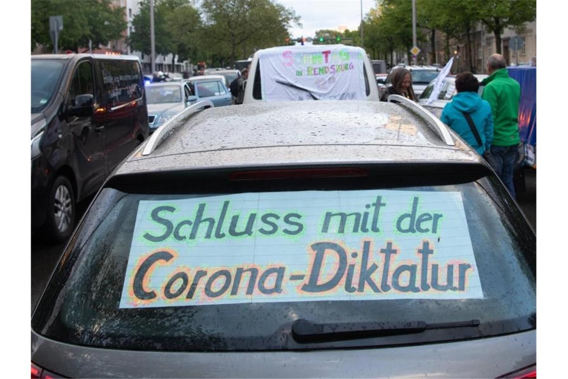 „Corona-Diktatur“? SED-Aufarbeitungsbeauftragter übt Kritik Der Begriff „Corona-Diktatur“ wird auf Demonstrationen gegen die Corona-Maßnahmen immer wieder verwendet. Foto: Paul Zinken/dpa-Zentralbild/dpa