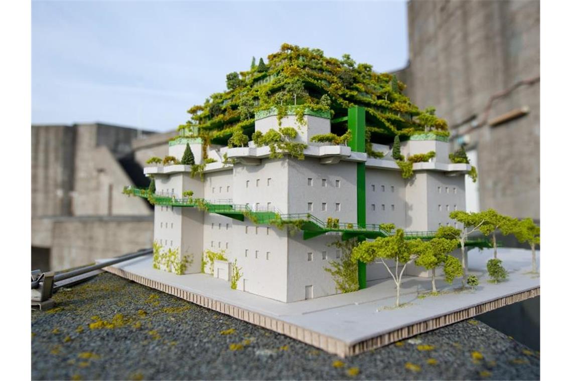 Neues Wahrzeichen für Hamburg - Der Bunker wird grün Der begrünte Bunker als Modell. Foto: dpa