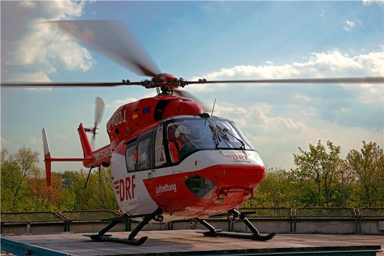 Der beim Grillen verletzte Junge ist mit einem Rettungshubschrauber in ein Krankenhaus gebracht worden. Foto: DRF