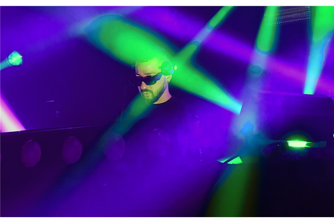 Der bekannte DJ Andy Chiles bringt die Gemeindehalle in Burgstall zum beben. CLO...