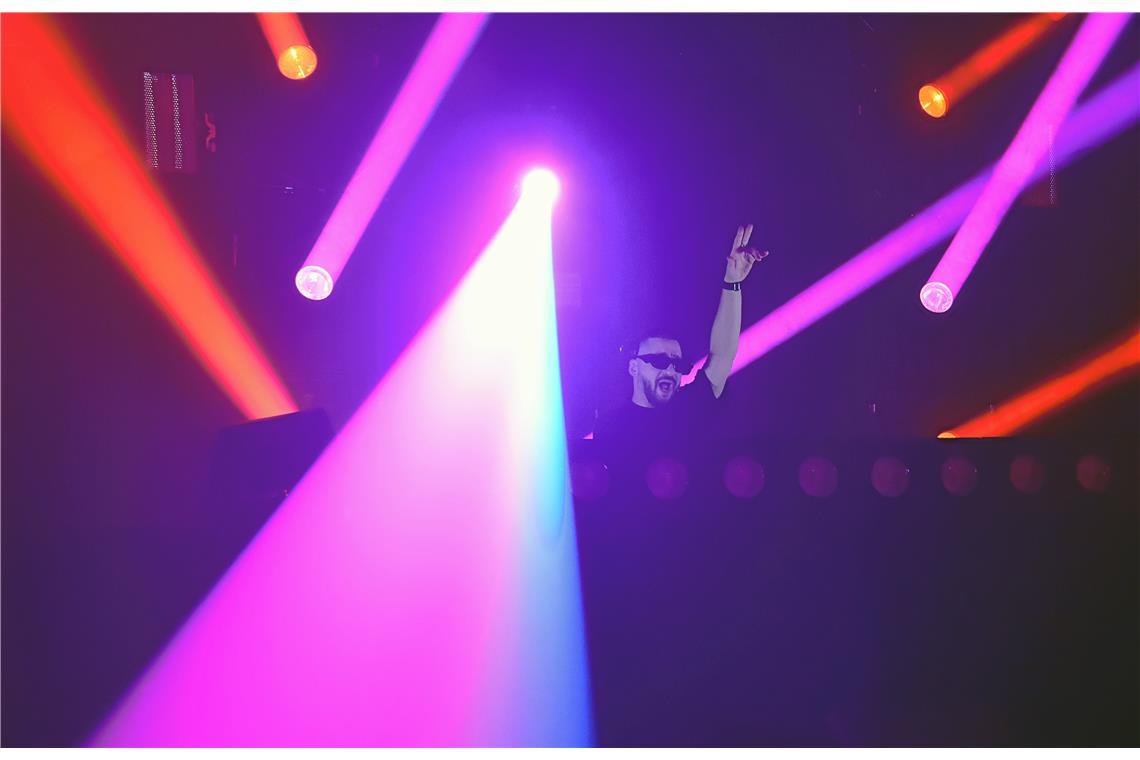 Der bekannte DJ Andy Chiles bringt die Gemeindehalle in Burgstall zum beben. CLO...