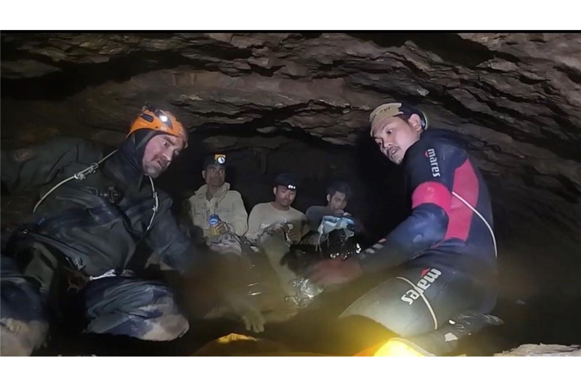 Der bekannte finnische Höhlentaucher Mikko Paasi (l.) hat die Bergung des ersten Goldsuchers geleitet.