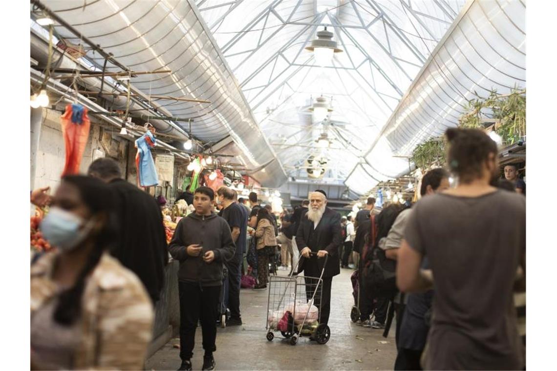 Neue Corona-Variante Omikron: Israel macht Grenzen dicht Der belebte Mahane Yehuda Markt in Jerusalem. Israel schließt wegen der Omikron-Variante seine Grenzen für Ausländer. Foto: Maya Alleruzzo/AP/dpa