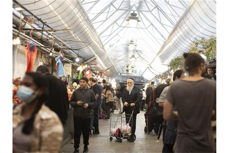 Der belebte Mahane Yehuda Markt in Jerusalem. Israel schließt wegen der Omikron-Variante seine Grenzen für Ausländer. Foto: Maya Alleruzzo/AP/dpa