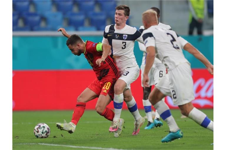 Der Belgier Eden Hazard (l) feierte gegen Finnland sein Startelf-Comeback. Foto: Igor Russak/dpa