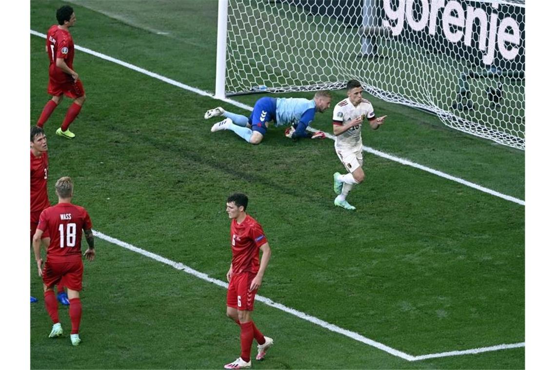 Emotionaler Abend: Eriksen schreibt Dänen nach Niederlage Der Belgier Thorgan Hazard (r) erzielt den zwischenzeitlichen Treffer zum 1:1. Foto: Dirk Waem/BELGA/dpa