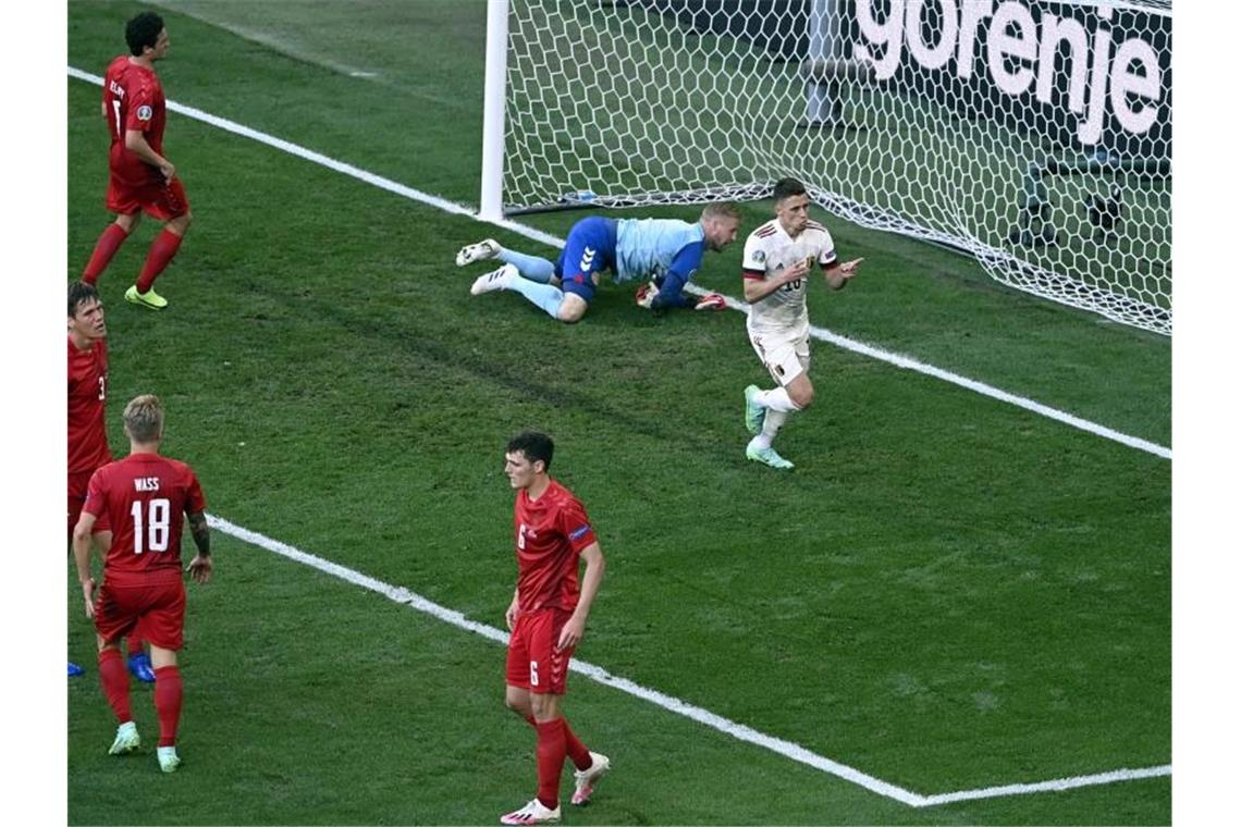 Der Belgier Thorgan Hazard (r) erzielt den zwischenzeitlichen Treffer zum 1:1. Foto: Dirk Waem/BELGA/dpa