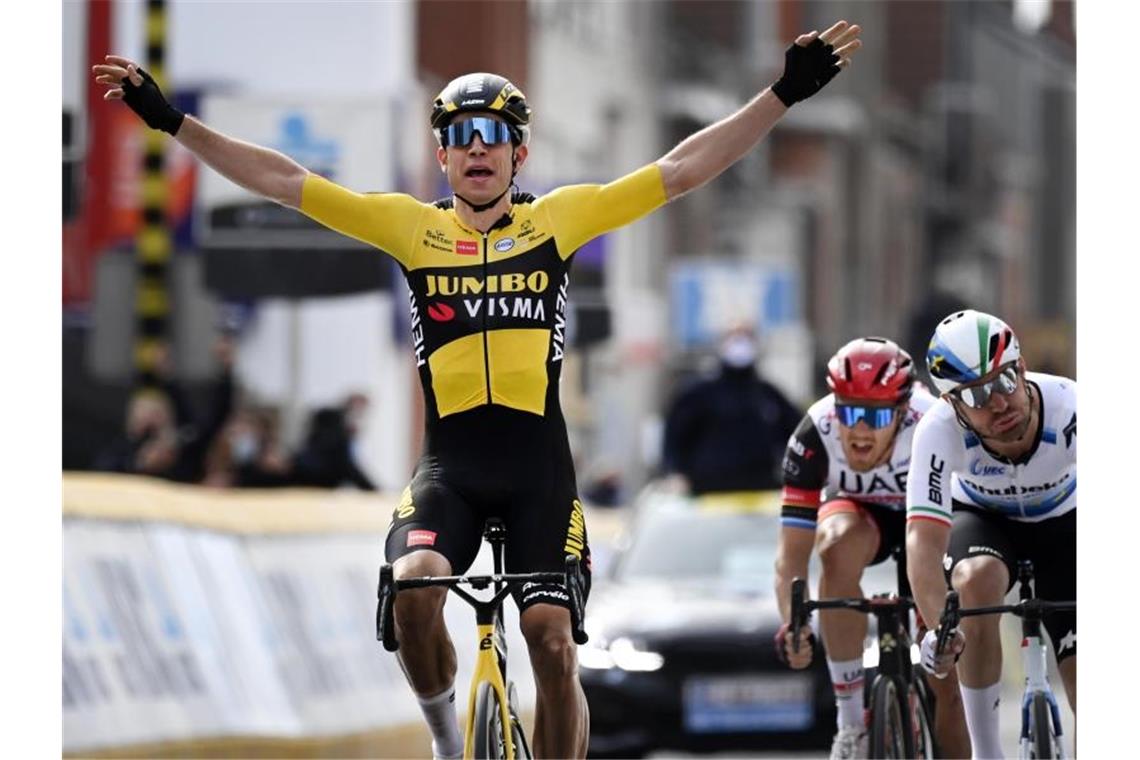 Der Belgier Wout van Aert vom Team Jumbo-Visma jubelt bei der Zieleinfahrt über seinen Sieg. Foto: David Stockman/BELGA/dpa