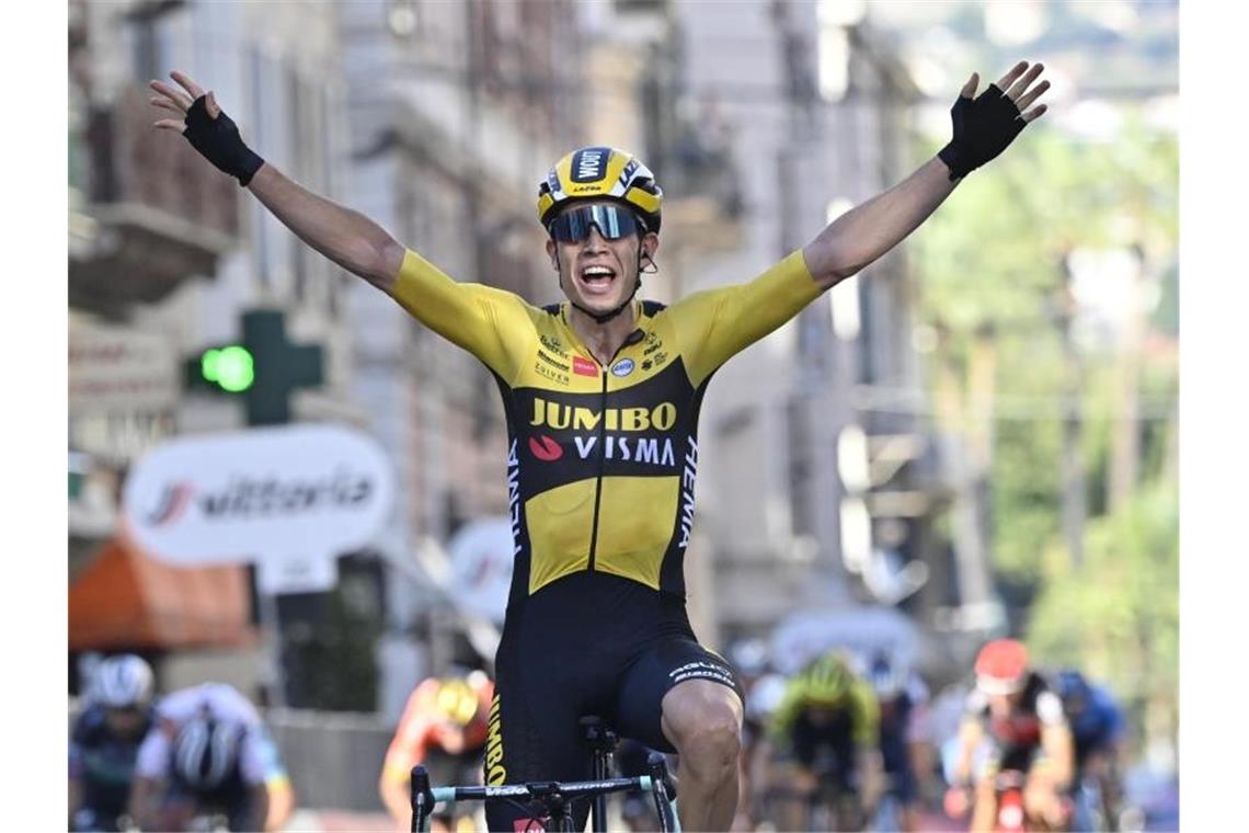 Der Belgier Wout van Aert vom Team Jumbo-Visma jubelt im Ziel über den Sieg. Foto: Dirk Waem/BELGA/dpa