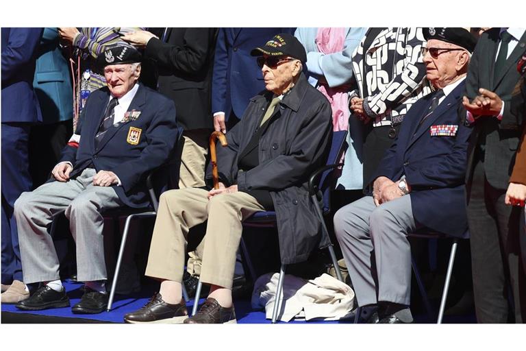 Der belgische Veteran Robert Chot (Mitte) sitzt neben dem polnischen Abgeordneten Janusz Komorowski (links) und Janusz Maksumowic während einer Zeremonie zum 80. Jahrestag des Endes des Zweiten Weltkriegs in Europa im Europäischen Parlament .