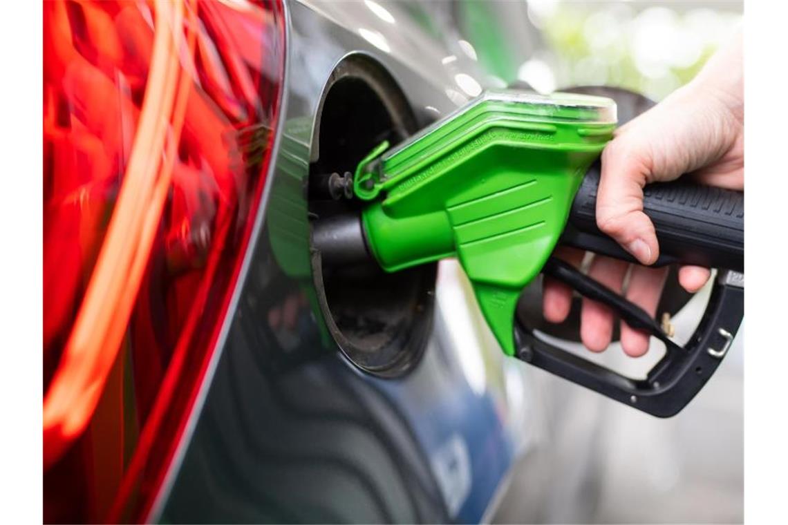 Der Benzinpreis kennt momentan scheinbar nur eine Richtung: nach oben. Foto: Sven Hoppe/dpa