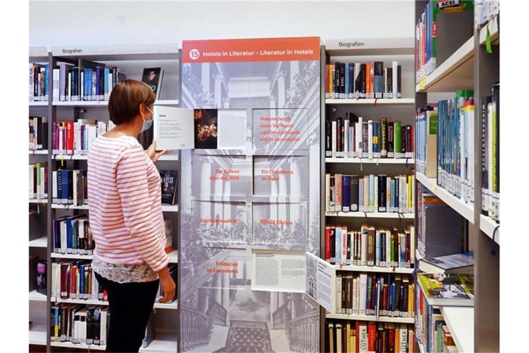 Der Bereich „Hotels in Literatur - Literatur in Hotels“ im neuen Muße-Literaturmuseum. Foto: Uli Deck/dpa