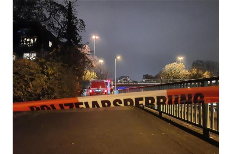 Der Bereich um eine Kita im Kölner Stadtteil Riehl wurde weiträumig abgesperrt. Foto: Sascha Thelen/TNN/dpa