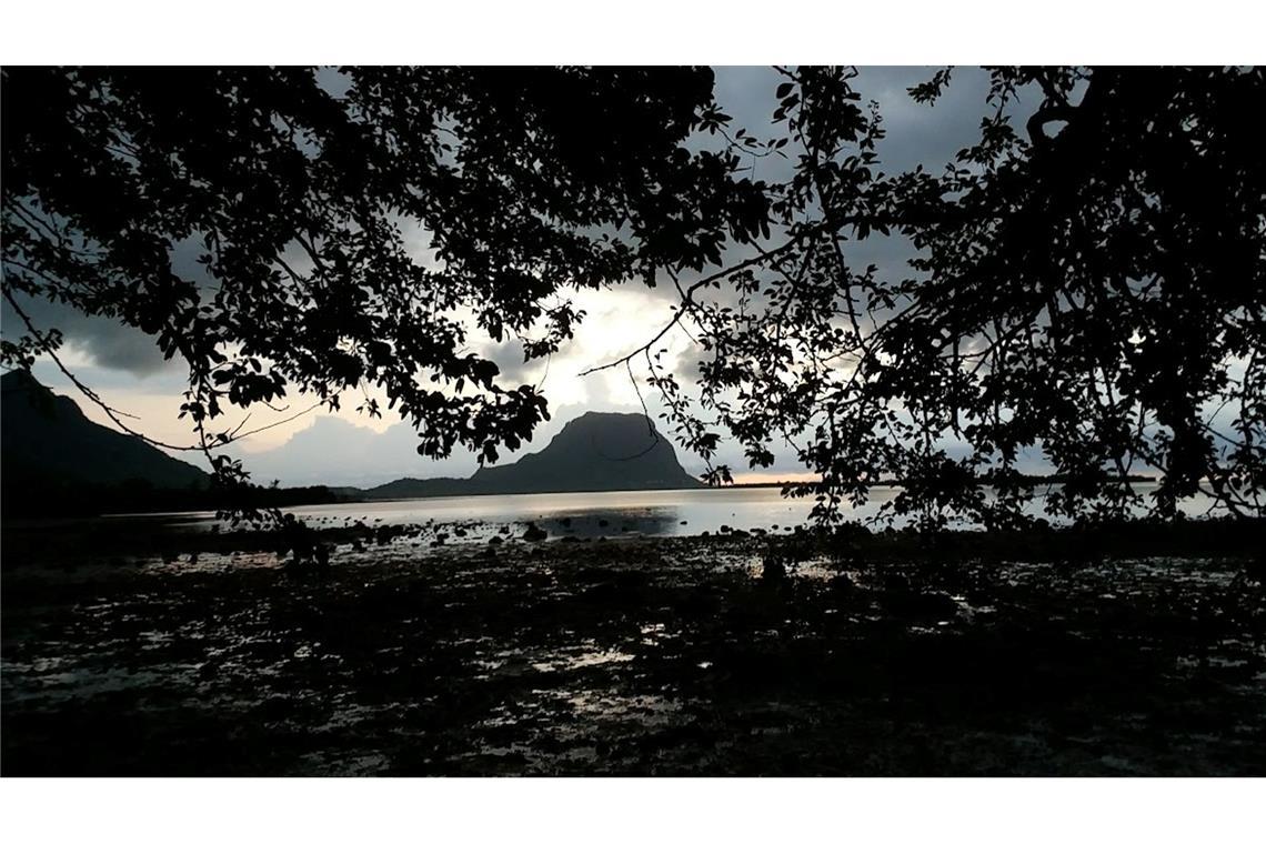 Mauritius: Verunglückter Deutscher war Student aus Bayern Der Berggipfel Le Morne Brabant auf der Insel Mauritius (Archivbild)