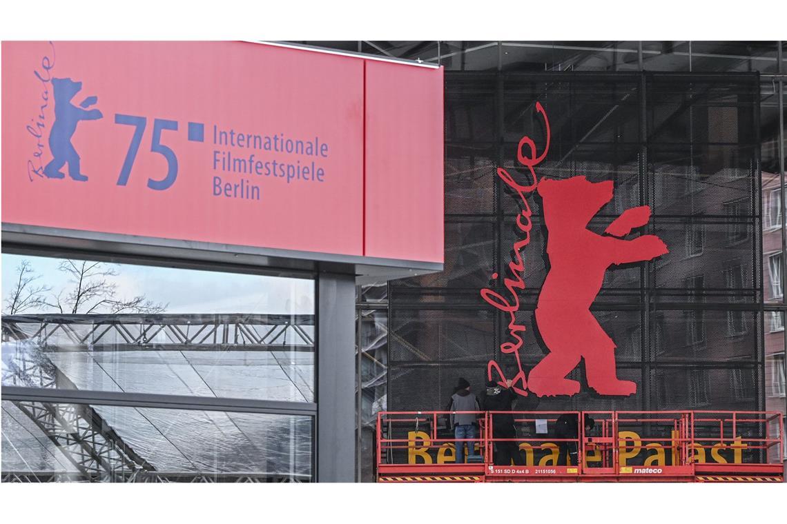 Staatsschutz ermittelt nach Redebeitrag auf Berlinale Der Berlinale-Bär wird am Berlinale-Palast montiert. Wegen einer Aussage über den Nahostkonflikt ermittelt der Staatsschutz (Archivfoto).