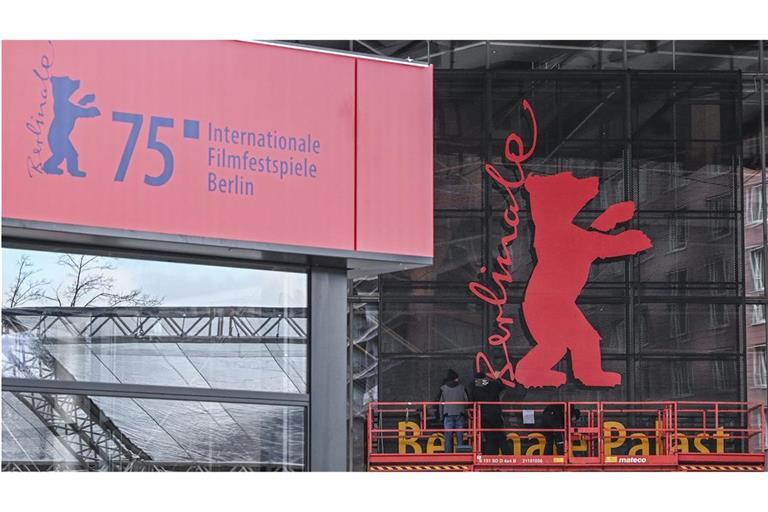 Der Berlinale-Bär wird am Berlinale-Palast montiert. Wegen einer Aussage über den Nahostkonflikt ermittelt der Staatsschutz (Archivfoto).