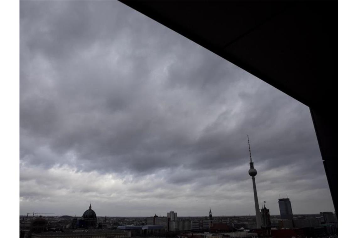 Nach „Sabine“: Wetter in Deutschland bleibt ungemütlich Der Berliner Fernsehturm vor einem wolkenverhangenem Himmel. Foto: Christoph Soeder/dpa