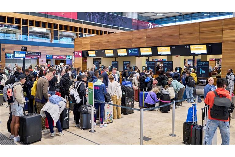 Der Berliner Flughafen wartet weiter auf die Wiederherstellung der Computertechnik zur Passagierabfertigung.