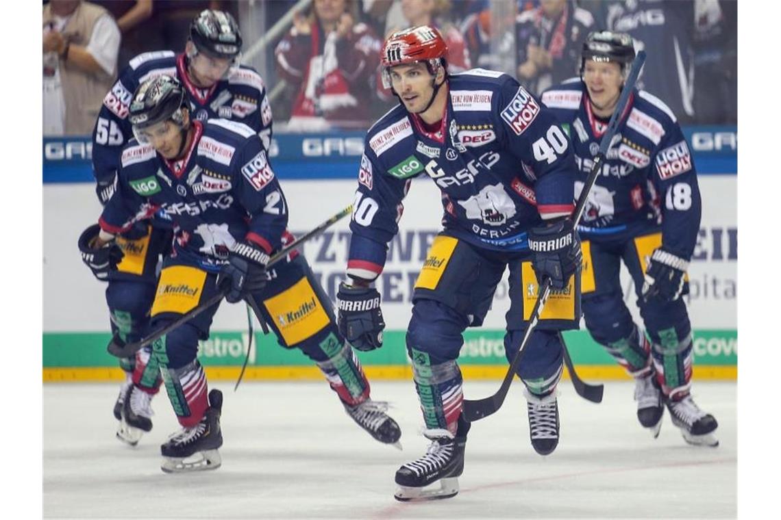 40 Tore und Siege der Topfavoriten zum Saison-Auftakt Der Berliner Maxim Lapierre (2.v.r) hat das 4:0 gegen die Grizzlys erzählt. Foto: Andreas Gora