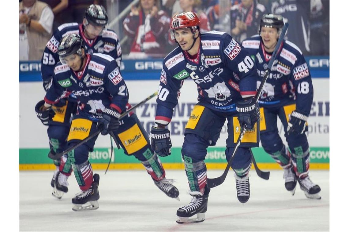 Der Berliner Maxim Lapierre (2.v.r) hat das 4:0 gegen die Grizzlys erzählt. Foto: Andreas Gora