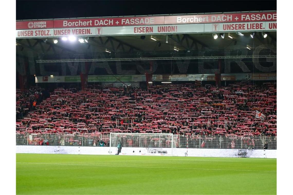 Geister-Sorgen und 2G: Profisport droht knallharter Winter Der Berliner Stadtderby fand vor vollem Haus statt. Foto: Andreas Gora/dpa