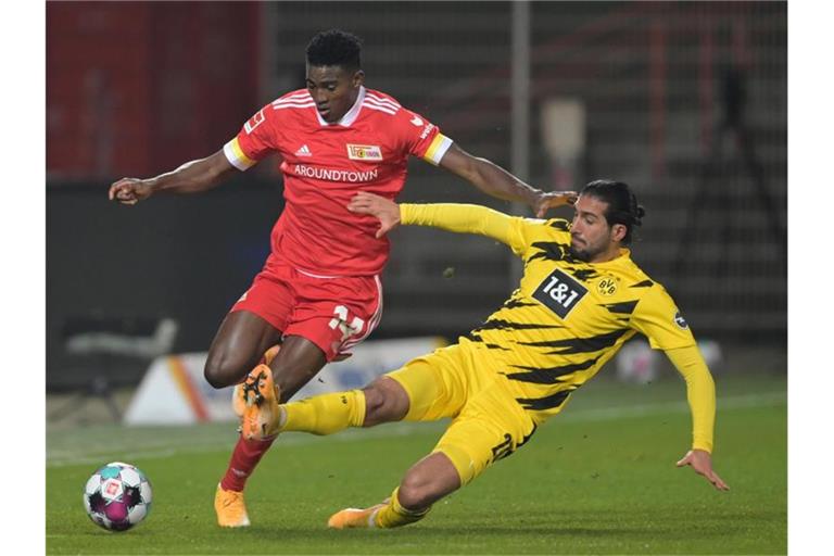 Der Berliner Taiwo Awoniyi (l) gewinnt den Zweikampf mit BVB-Profi Emre Can. Foto: Soeren Stache/dpa-Zentralbild/dpa