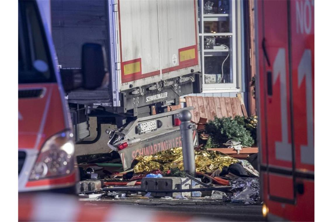 Der Berliner Weihnachtsmarkt am Breitscheidplatz nach der Todesfahrt von Anis Amri. Foto: Michael Kappeler/dpa