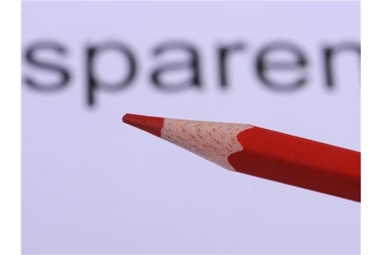 Der berühmte Rotstift: Noch kann der Bund die Vorgaben der Schuldenbremse nicht erfüllen. Foto: Armin Weigel/dpa