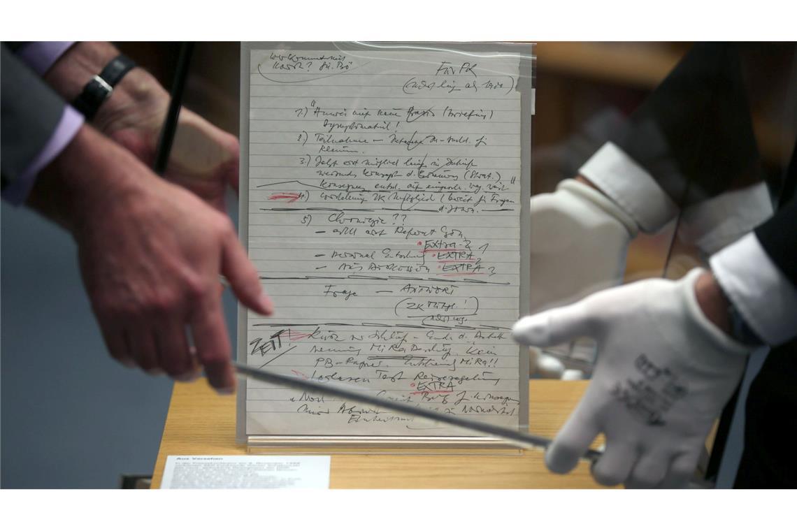 Der berühmte Schabowski-Zettelt wird im Haus der Geschichte in Bonn gezeigt. (Archivbild)