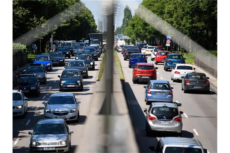 Der Berufs- und Ferienverkehr staut sich auf dem Mittleren Ring in München in beide Richtungen. Foto: Sven Hoppe