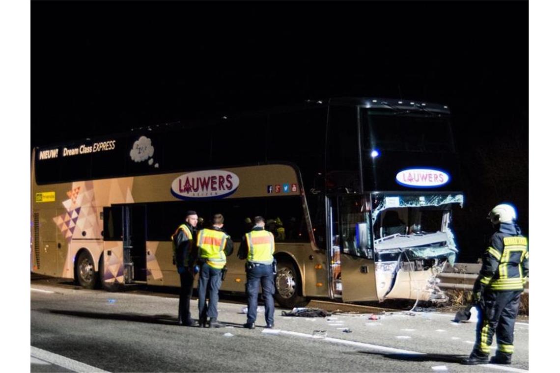 Geisterfahrer fährt in Reisebus: Ein Toter und Verletzte Der beschädigte Reisebus steht nach dem Unfall mit dem Geisterfaherer auf der Autobahn 61. Foto: Michael Ehresmann/Kreuznach112/dpa