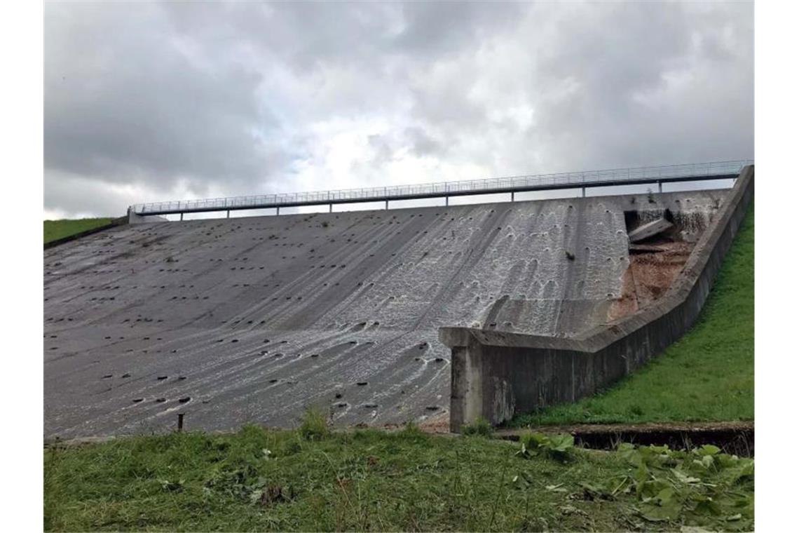 Weiter Angst vor Dammbruch in Nordengland Der beschädigte Staudamm am Toddbrook Reservoir nahe Whaley Bridge. Foto: @fraglast/Press Association Images
