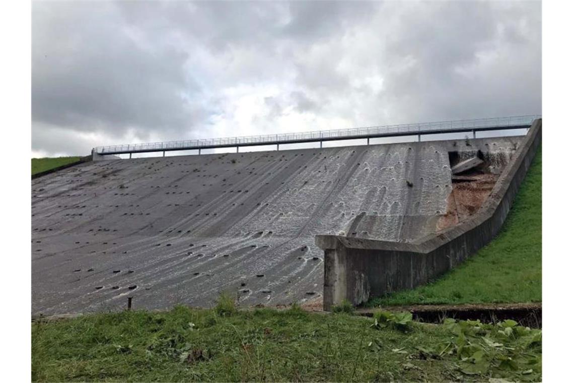 Der beschädigte Staudamm am Toddbrook Reservoir nahe Whaley Bridge. Foto: @fraglast/Press Association Images