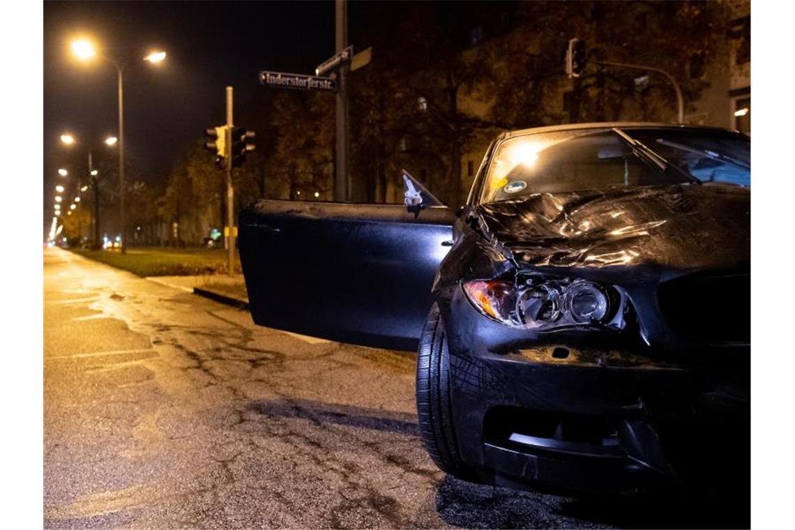 Der beschädigte Unfallwagen in München-Laim. Foto: Sven Hoppe/dpa