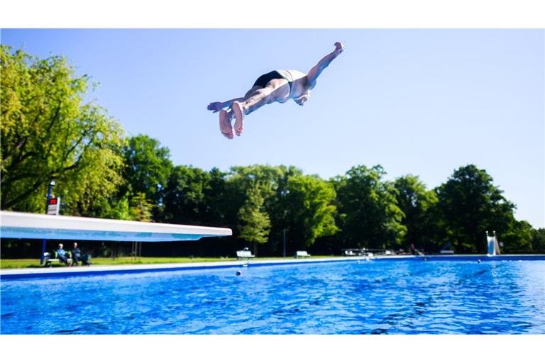 Der Besuch im Freibad könnte für viele teurer werden. (Archivbild)