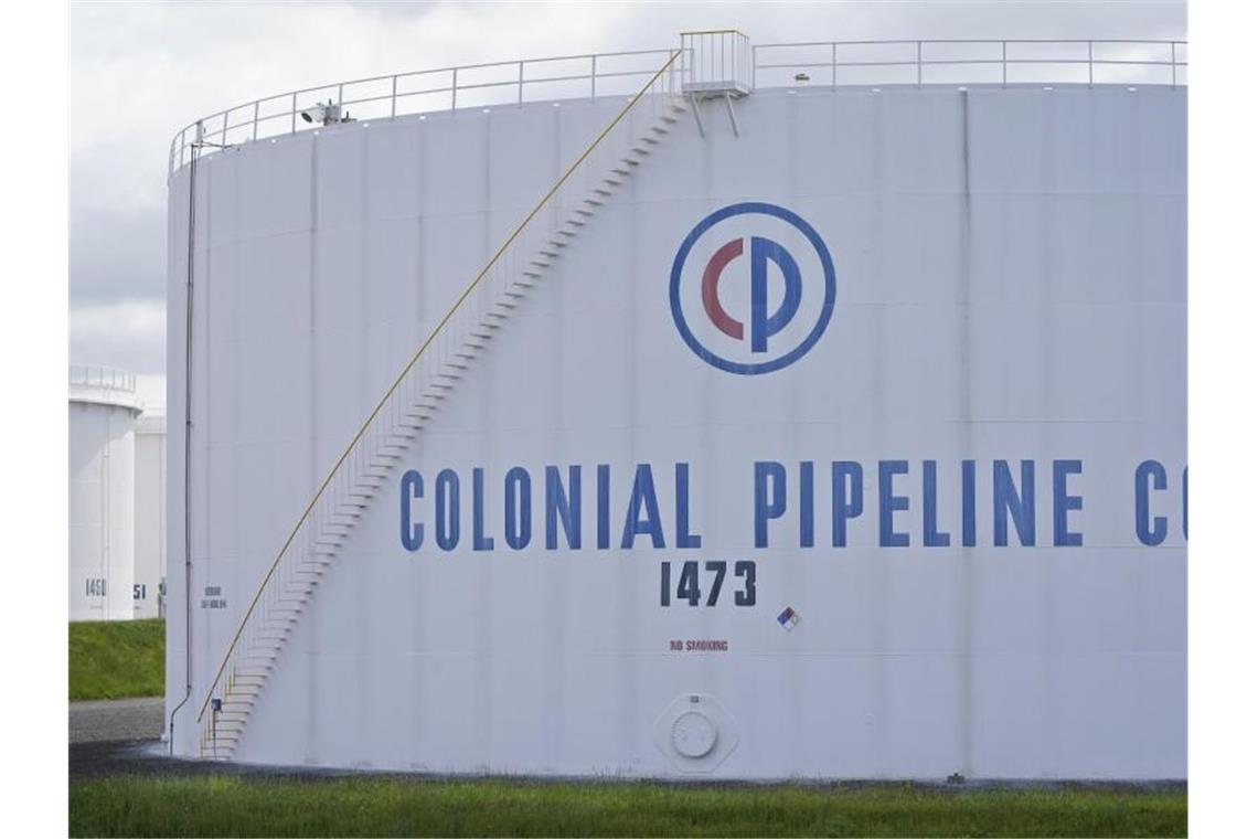 Der Betreiber der größten US-Benzin-Pipeline Colonial hat erstmals öffentlich eine millionenschwere Lösegeldzahlung an Computer-Hacker eingeräumt. Foto: Seth Wenig/AP/dpa