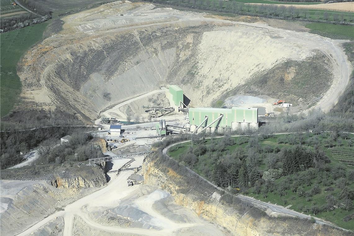 Steinbrucherweiterung noch im Blick Der Betreiber möchte den Steinbruch in Richtung Landschaftsschutzgebiet erweitern. Ob das möglich wäre, muss das Regierungspräsidium entscheiden. Foto: W. Kuhnle