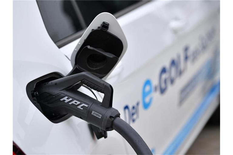 Der Betriebsrat des Autokonzerns Volkswagen hat sich für eine europaweite Quote zum Aufbau von Ladestationen für Elektroautos ausgesprochen. Foto: Martin Schutt/dpa-Zentralbild/dpa